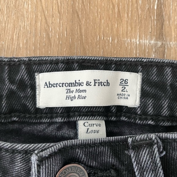 Abercrombie “Curve Love” Mom Jeans, size 26/2L - Picture 2 of 3